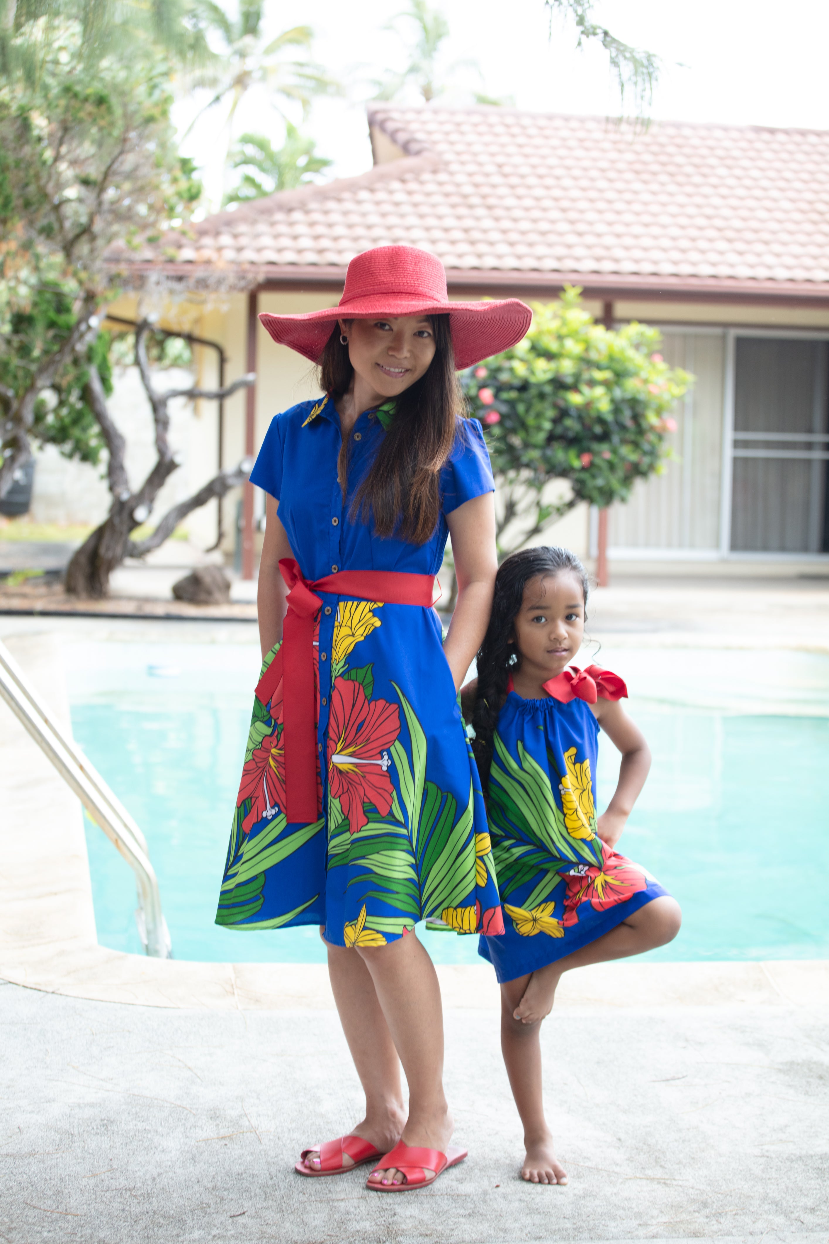 Womans, hawaiian shirt dress, extra large hibiscus, royal blue, fitted, red gross grain belt, Coradorables, modern aloha, aloha wear, resort wear, family matching