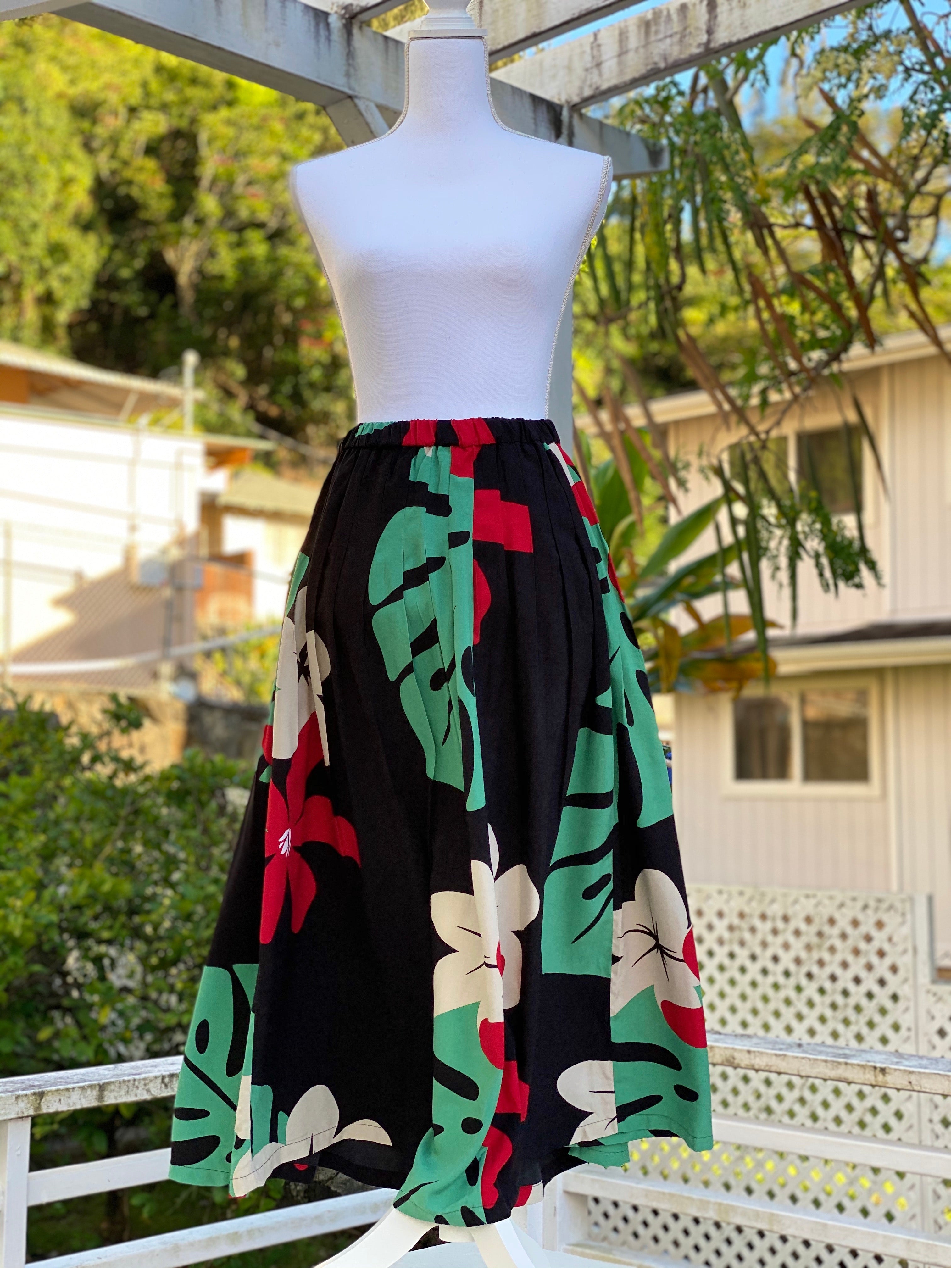 womans , hawaiian,maxi skirt, pleated, mod aloha black, plumeria, monstera, Coradorables, modern aloha, aloha wear, resort wear, family matching