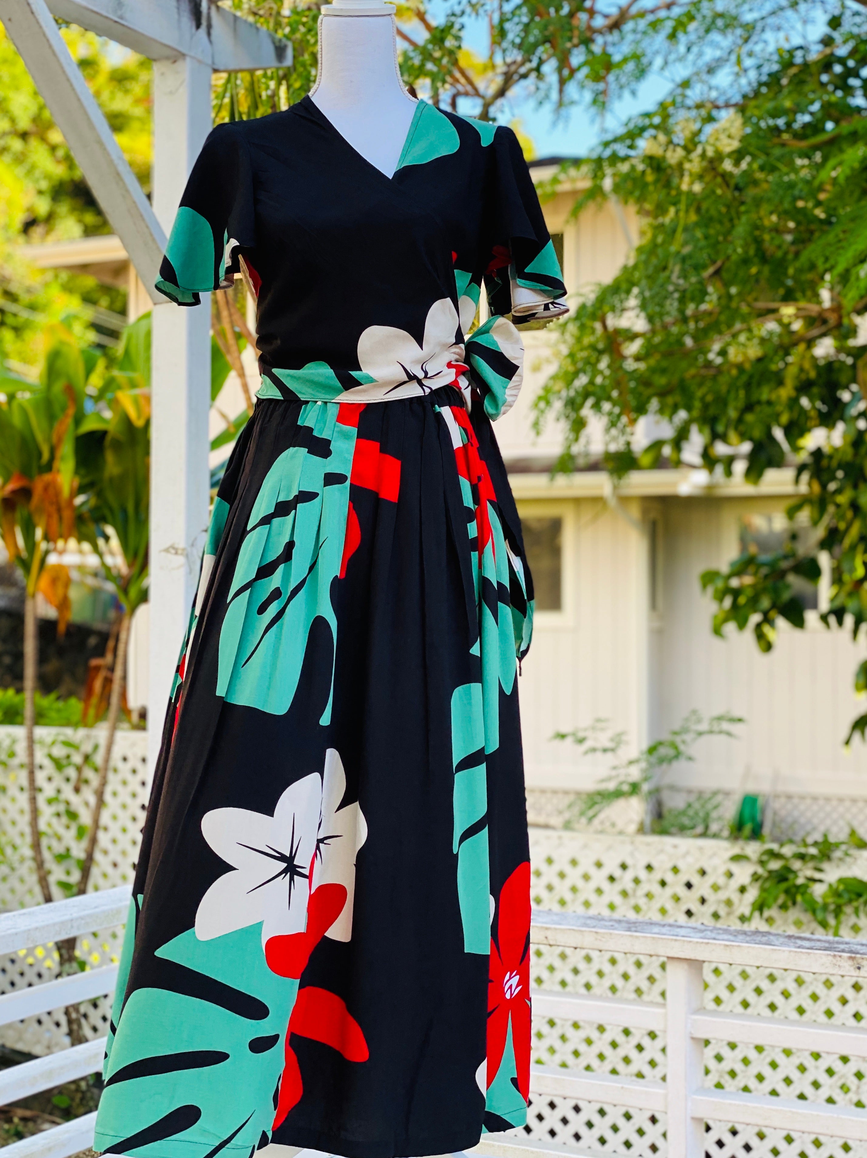 womans , hawaiian,maxi skirt, pleated, mod aloha black, plumeria, monstera, Coradorables, modern aloha, aloha wear, resort wear, family matching, wrap top, pairing